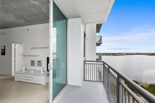 Foto del edificio - 300 S Australian Ave