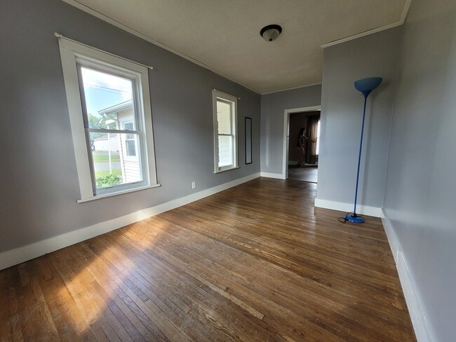 Building Photo - 347 Midland Ave