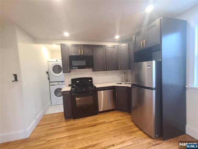 Building Photo - 35 Pangborn Pl