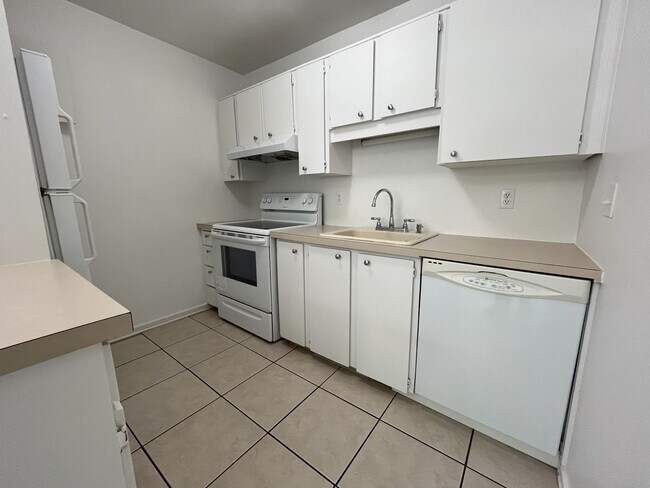 Building Photo - 1Bd/1Ba Condo in West Haven/Sylvan w/ Carp...