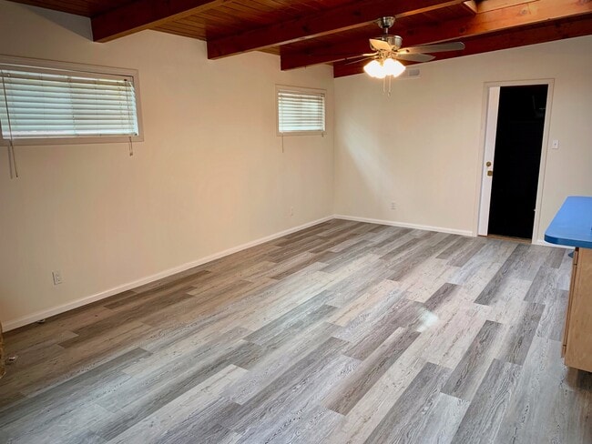 Building Photo - 3 BEDROOM 2 BATH HOUSE - South Torrance