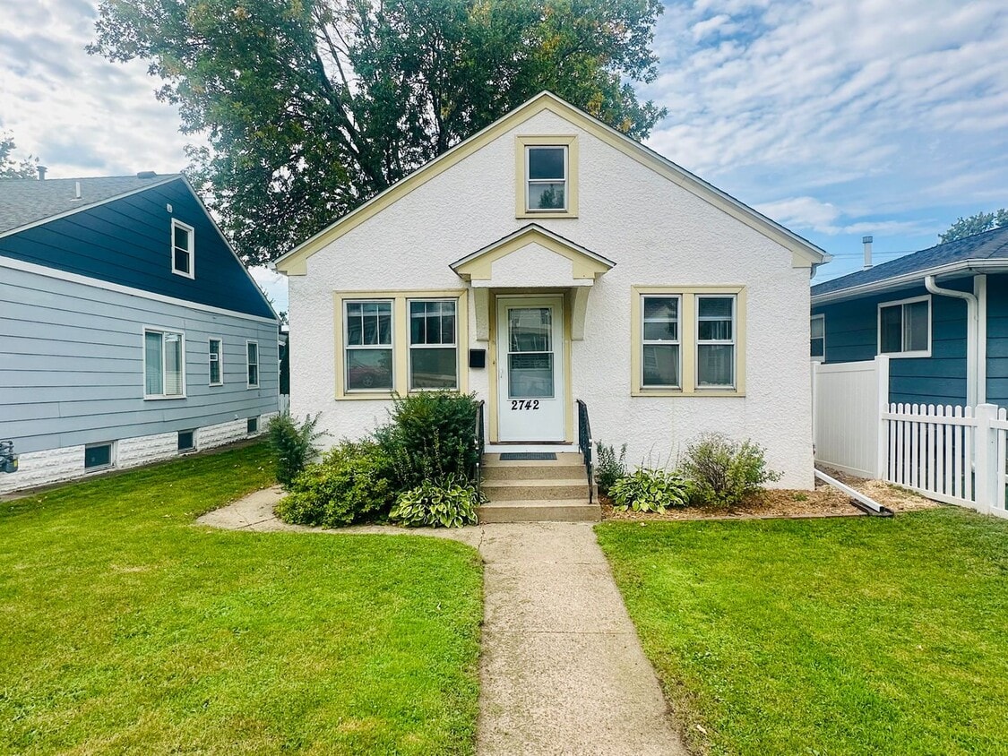 Foto principal - Stylish 3-Bedroom Home in Northeast Minnea...