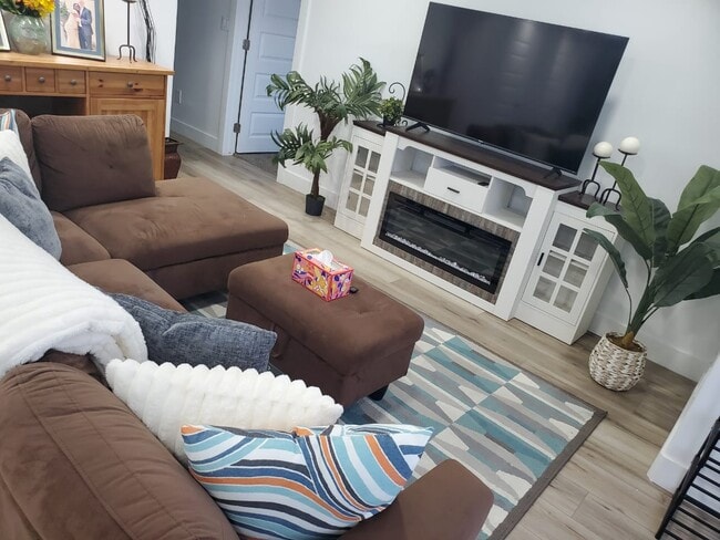 Building Photo - 704 N Bennedict Dr