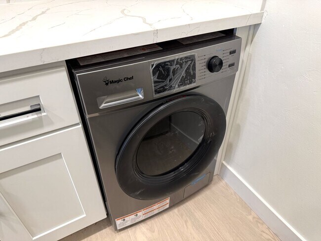 Foto del edificio - 3317 Keystone Av