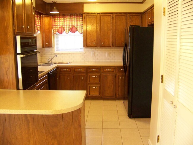 Building Photo - 11 Heatherwood Dr