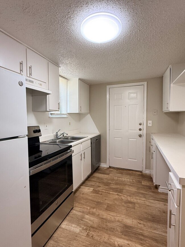 Foto del edificio - 3 Bedroom 2 Bath 2 Story Updated
