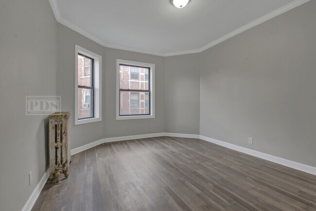 Building Photo - 832 E Hyde Park Blvd