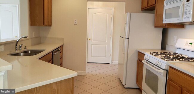 Building Photo - 5800 Clipper Ln