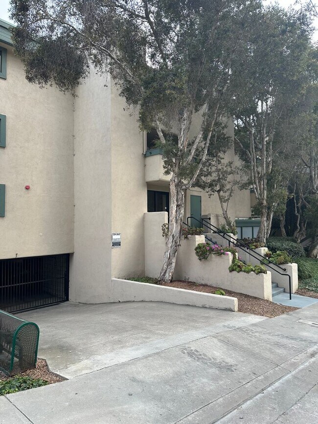 Foto del edificio - MISSION HILLS...  Top-Floor 2 Bedroom, 2 B...