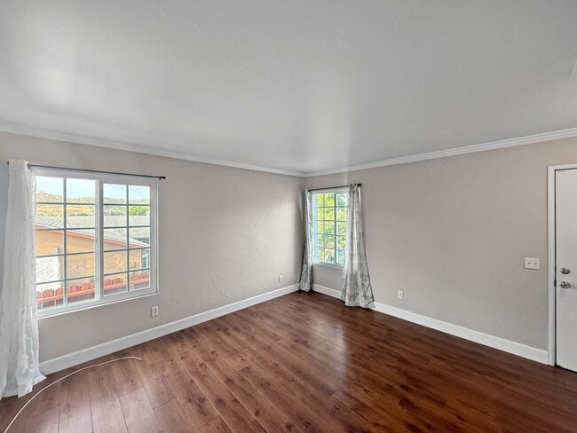 Building Photo - Stunning 4B/2.5Ba House w/ Two Fireplaces,...