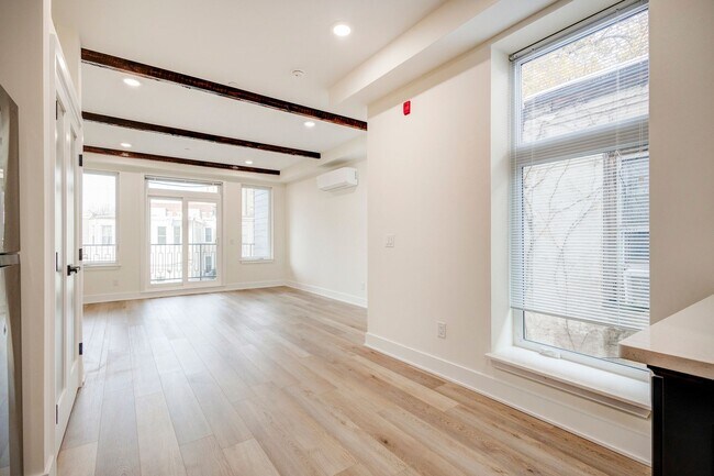 Foto del edificio - 2337 N COLLEGE AVE - 4 UNIT HOUSE