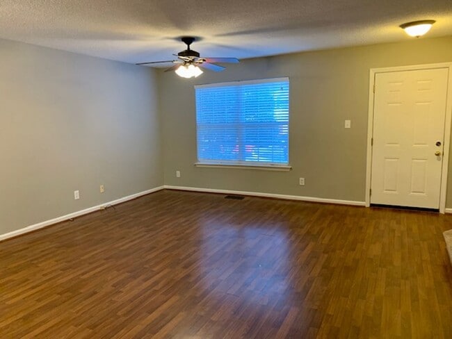 Building Photo - 107 Climbing Ivy Ct