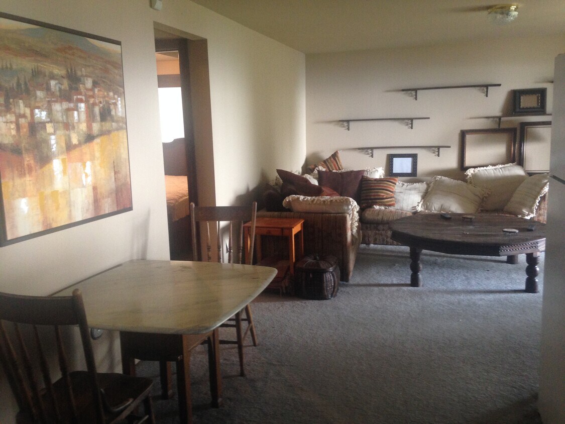 Livingroom leading into the bedroom. - 3003 W Horizon Ave