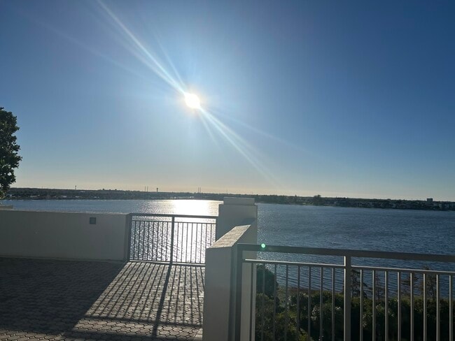 Foto del edificio - 300 S Australian Ave