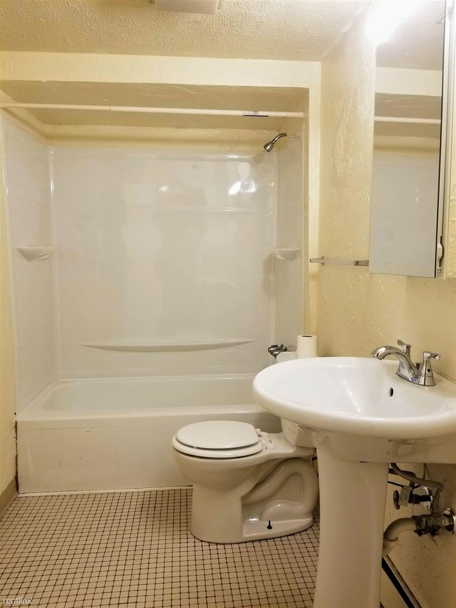 Building Photo - 1 br, 1 bath Apartment - 304 Meyran Avenue