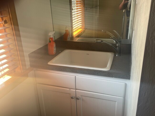 Building Photo - 16075 Fox Ridge Cir