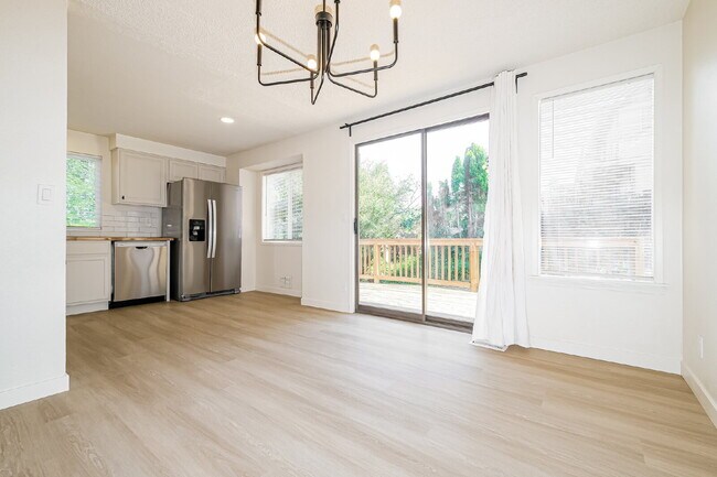 Foto del edificio - **Fully Remodeled 3+ Bedroom Home with Large Wraparound Deck – $500 OFF FIRST MONTHS RENT BEFORE ...