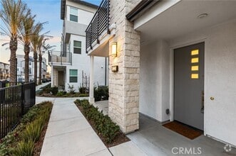 Building Photo - 1323 W Cara Dr