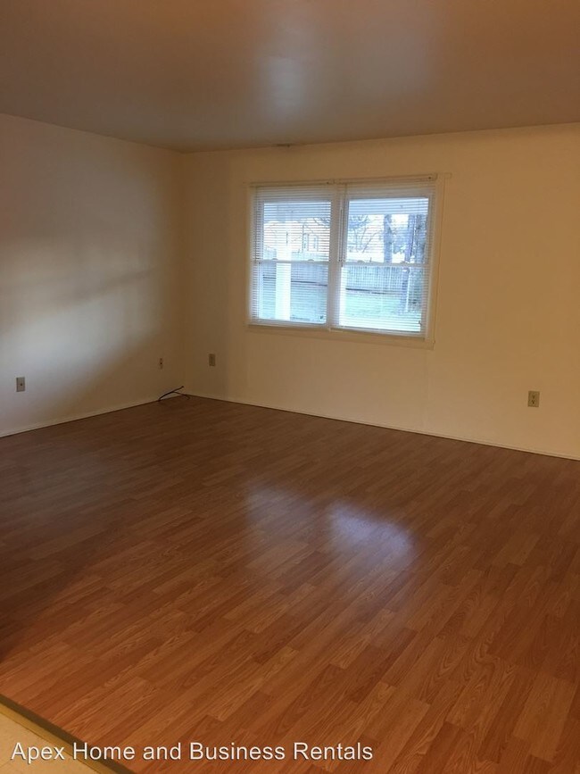Building Photo - 904 Lake View Dr