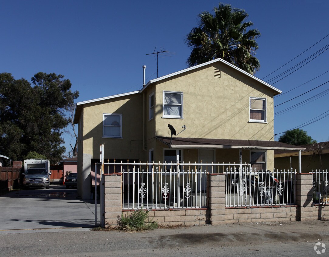Primary Photo - 13440 Edgemont St