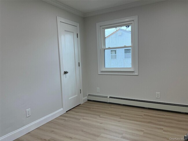 Foto del edificio - 683 Old Bethpage Rd