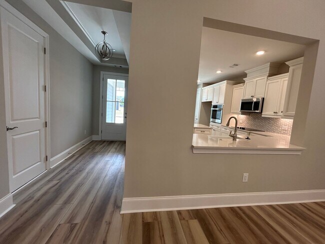 Foto del edificio - 411 Silverbell Ct