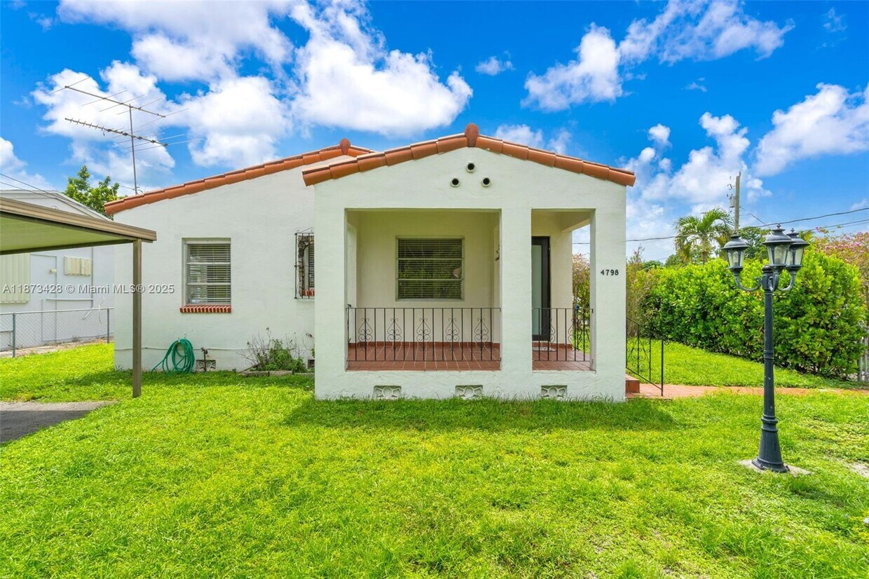 Foto principal - 4798 SW 1st St
