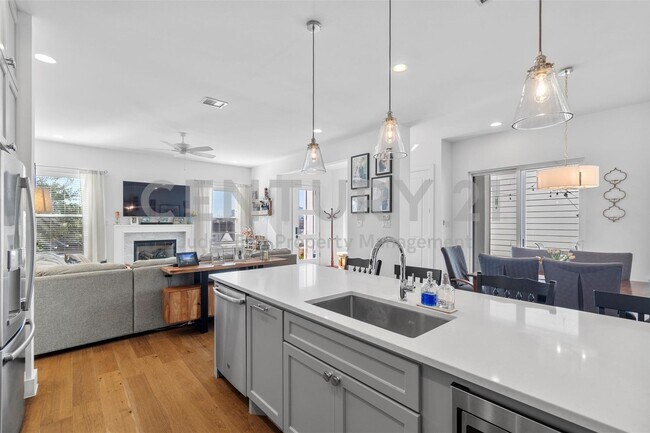 Building Photo - Beautifully Designed 3/2.5/2 Home in Fort ...