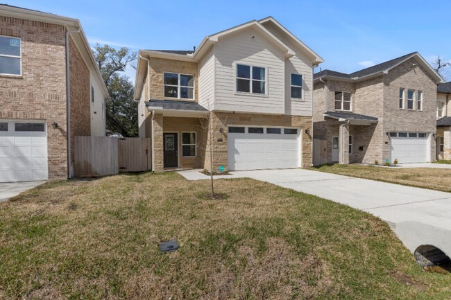 Building Photo - 2207 Silverbonnet St