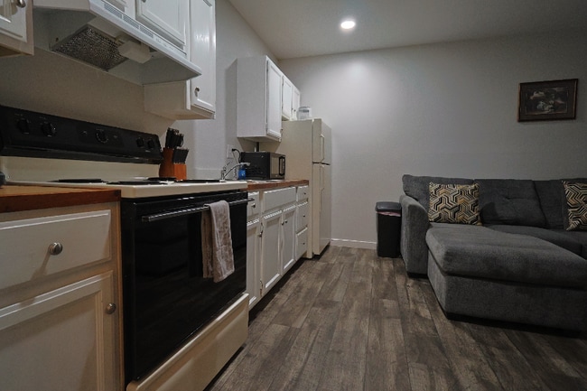 Building Photo - 2 Cambridge Lane