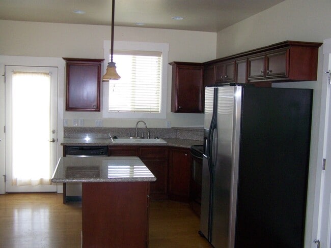 Building Photo - 812 W Oregon Ave