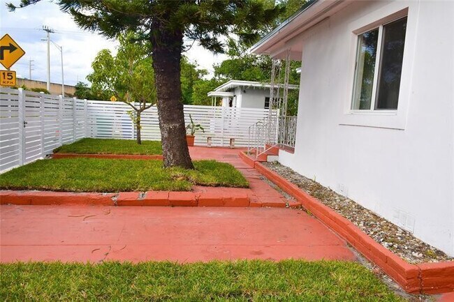 Foto del edificio - 5715 NW 6th Ave