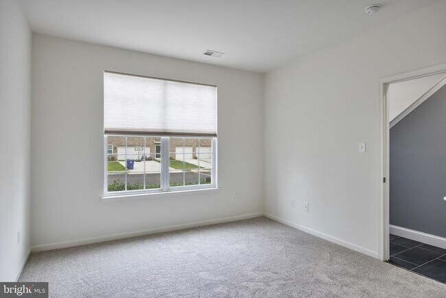 Building Photo - 490 N Palace Dr