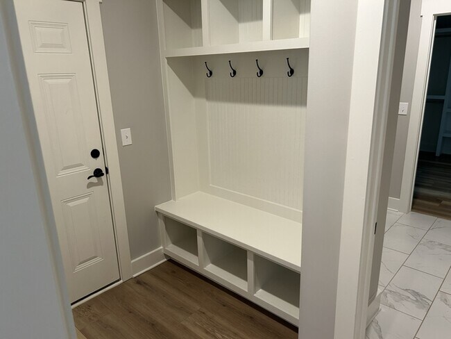 Foto del edificio - 6619 Camilla Dr