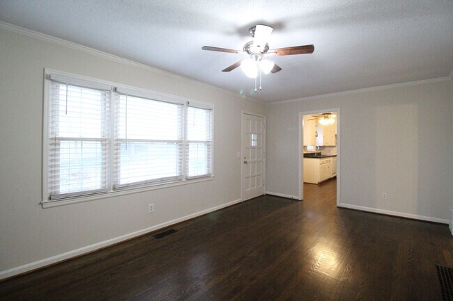 Building Photo - 2 Bedroom 1 Bath Home in Roeland Park