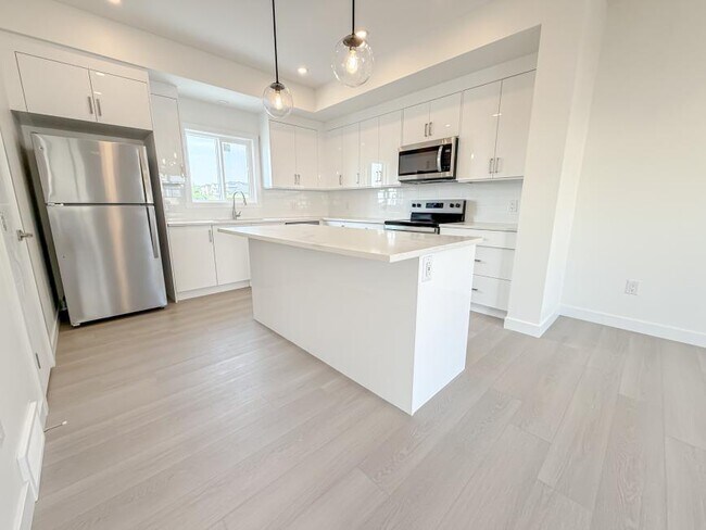 Building Photo - 5.0 bedroom in Calgary Alberta T3R 0W4