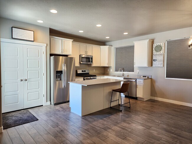 Building Photo - 1270 E Packard Dr