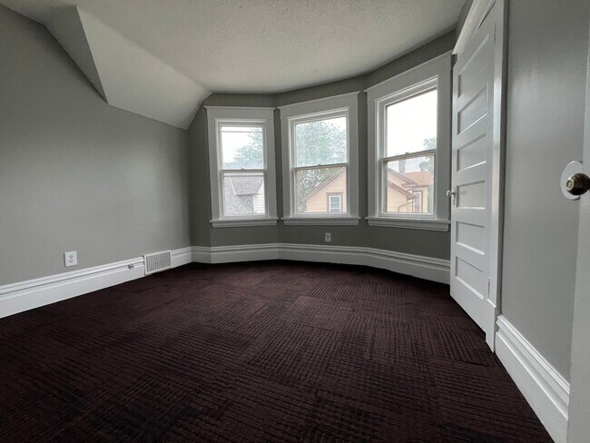 Foto del edificio - Amazing 3 Bedroom 1 Bathroom Home in West St. Paul