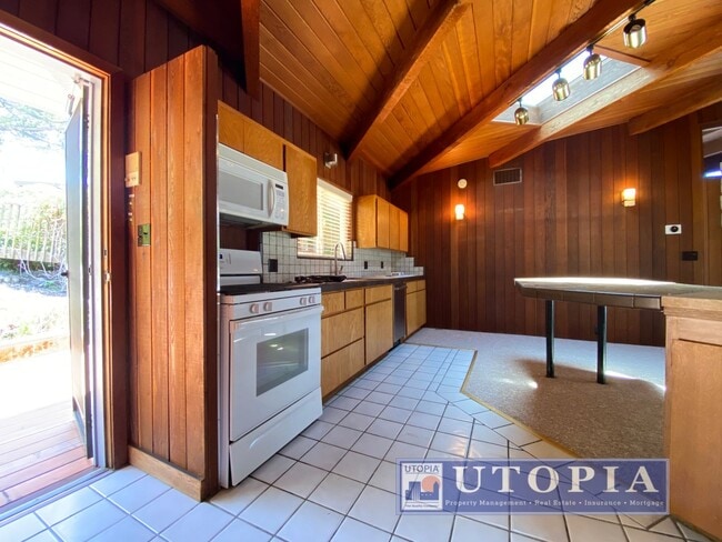 Building Photo - 215 Blackpoint Ln