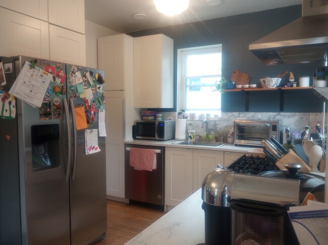 kitchen refridgerator - 5804 W Wells St