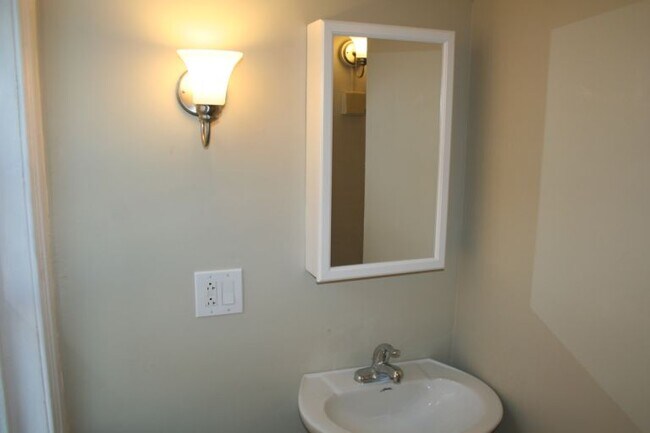 Furgoneta de baño - 2418 E Allegheny Ave