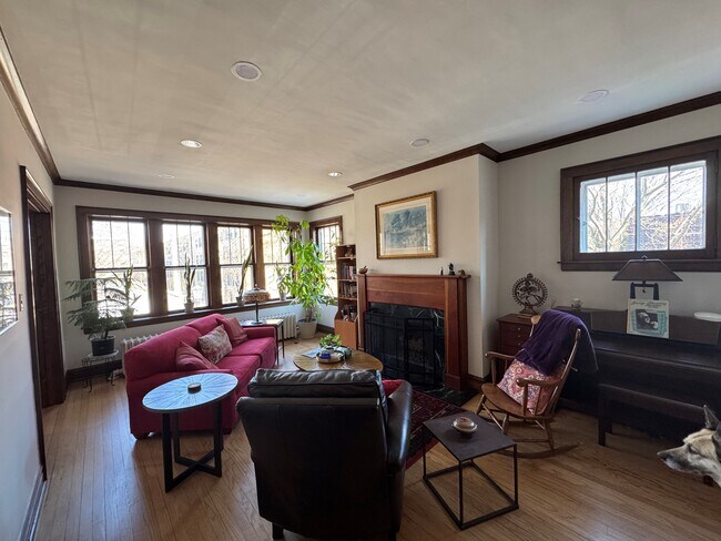 Sala de estar con ventanas orientadas al norte. - 114 South Blvd