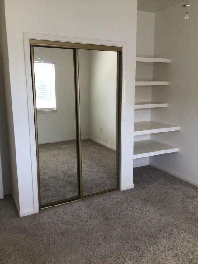 DORMITORIO GRANDE CON ESTANTERÍAS EMPOTRADAS - 2913 Whisper Oaks Ln