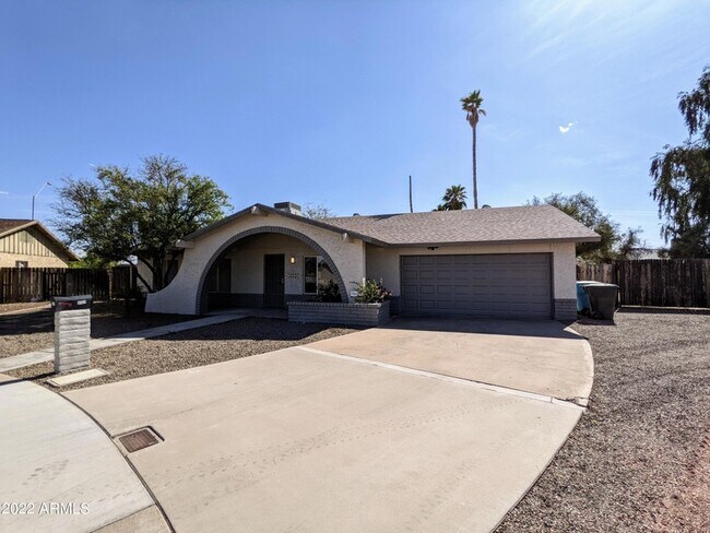 Building Photo - 3121 W Woodridge Dr