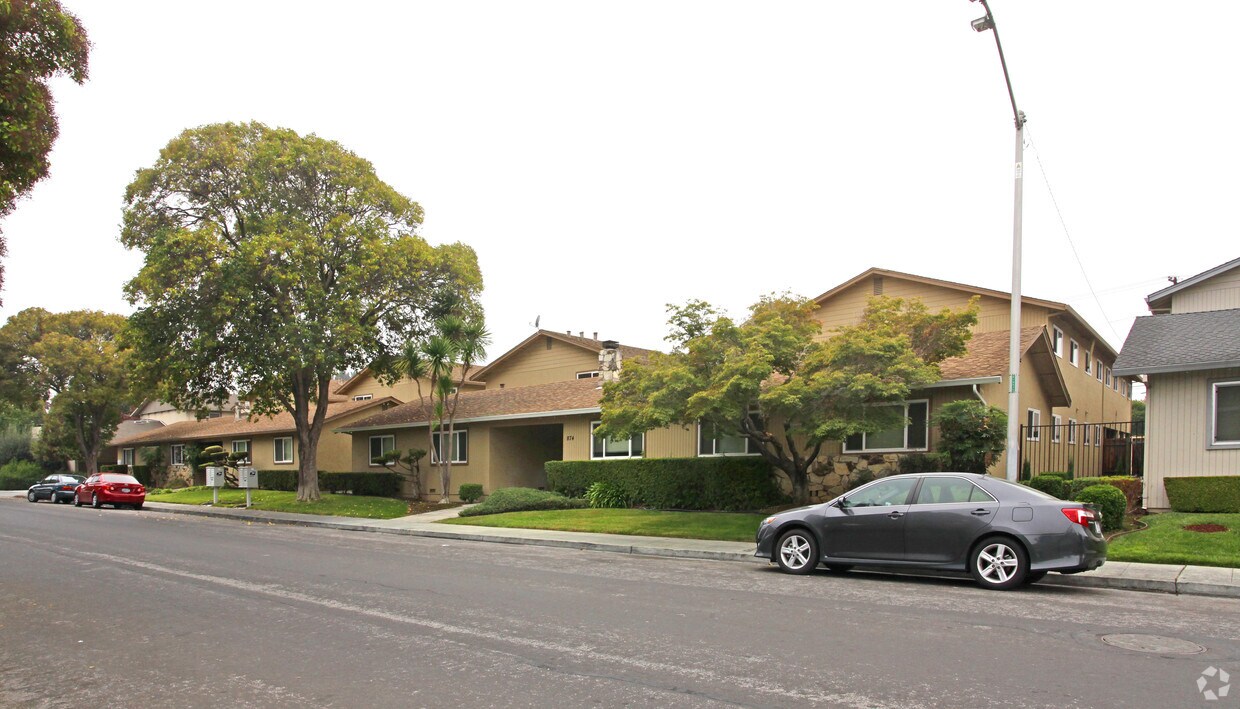 Building Photo - 870-874 Burbank Dr