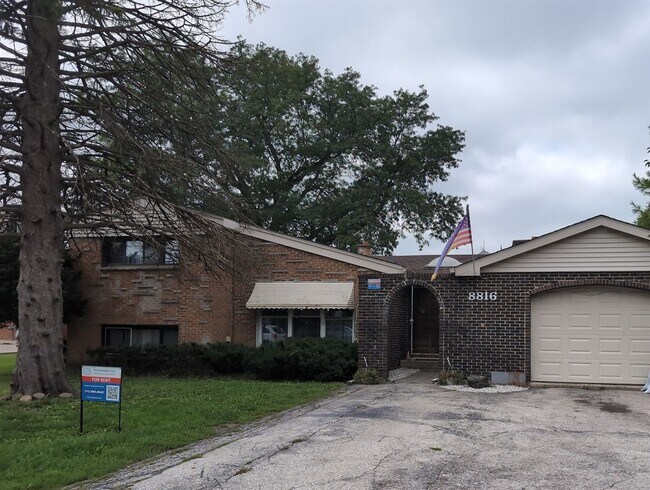 Foto del edificio - 8816 Moody Ave