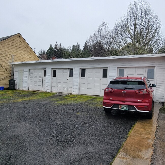 Building Photo - 721 SE Kane St