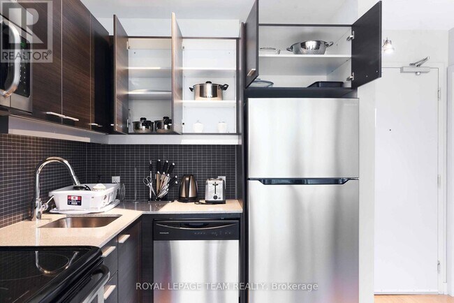 Photo du bâtiment - 354-354 Gladstone Ave