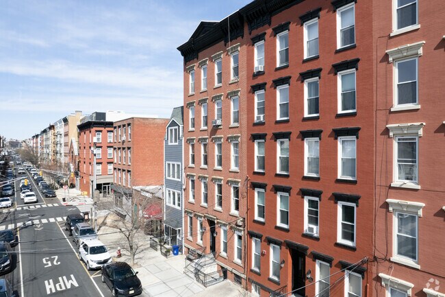Building Photo - 627 Willow Ave