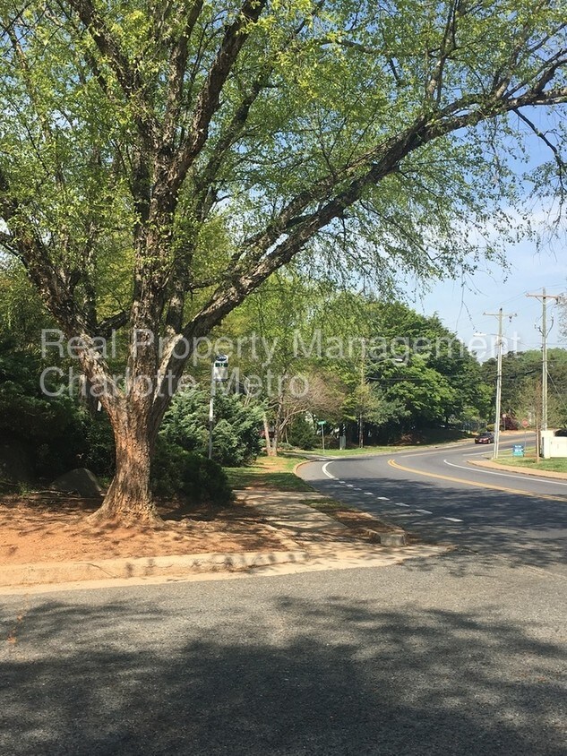 Foto del edificio - 7957 Shady Oak Trail